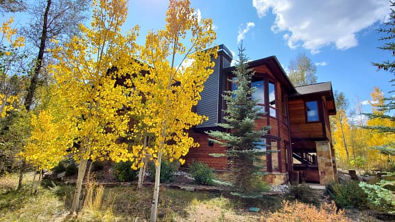Fall photo of possible vacation home rentals in Summit County Colorado